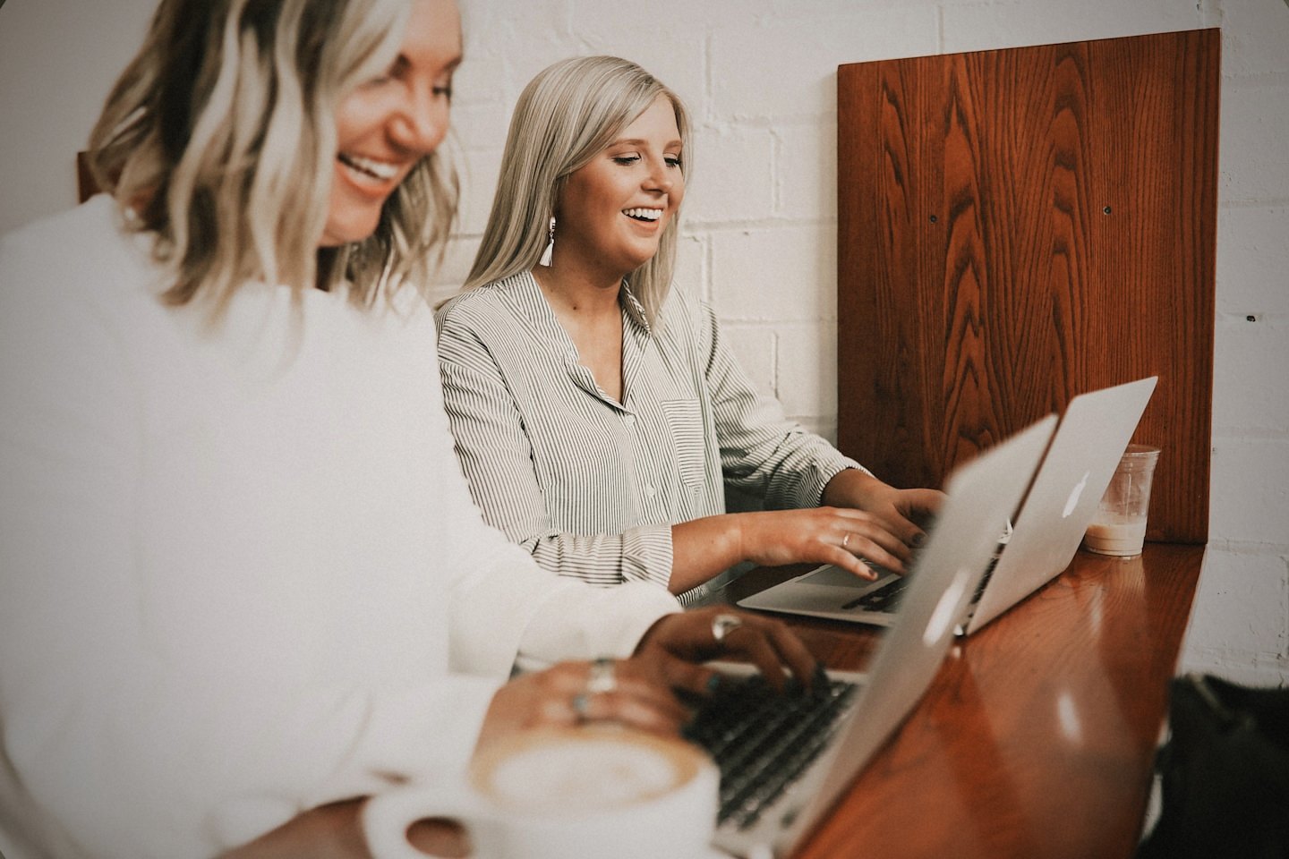 Two colleagues working together at a cafe