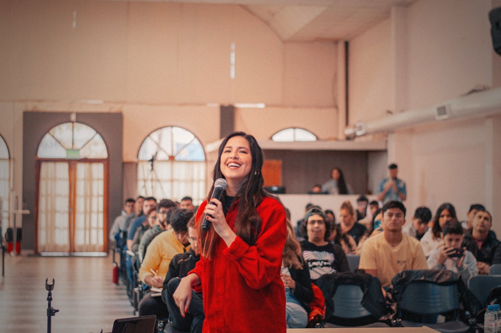 A speaker addressing an engaged audience. Photo by Dámaris Azócar on Unsplash