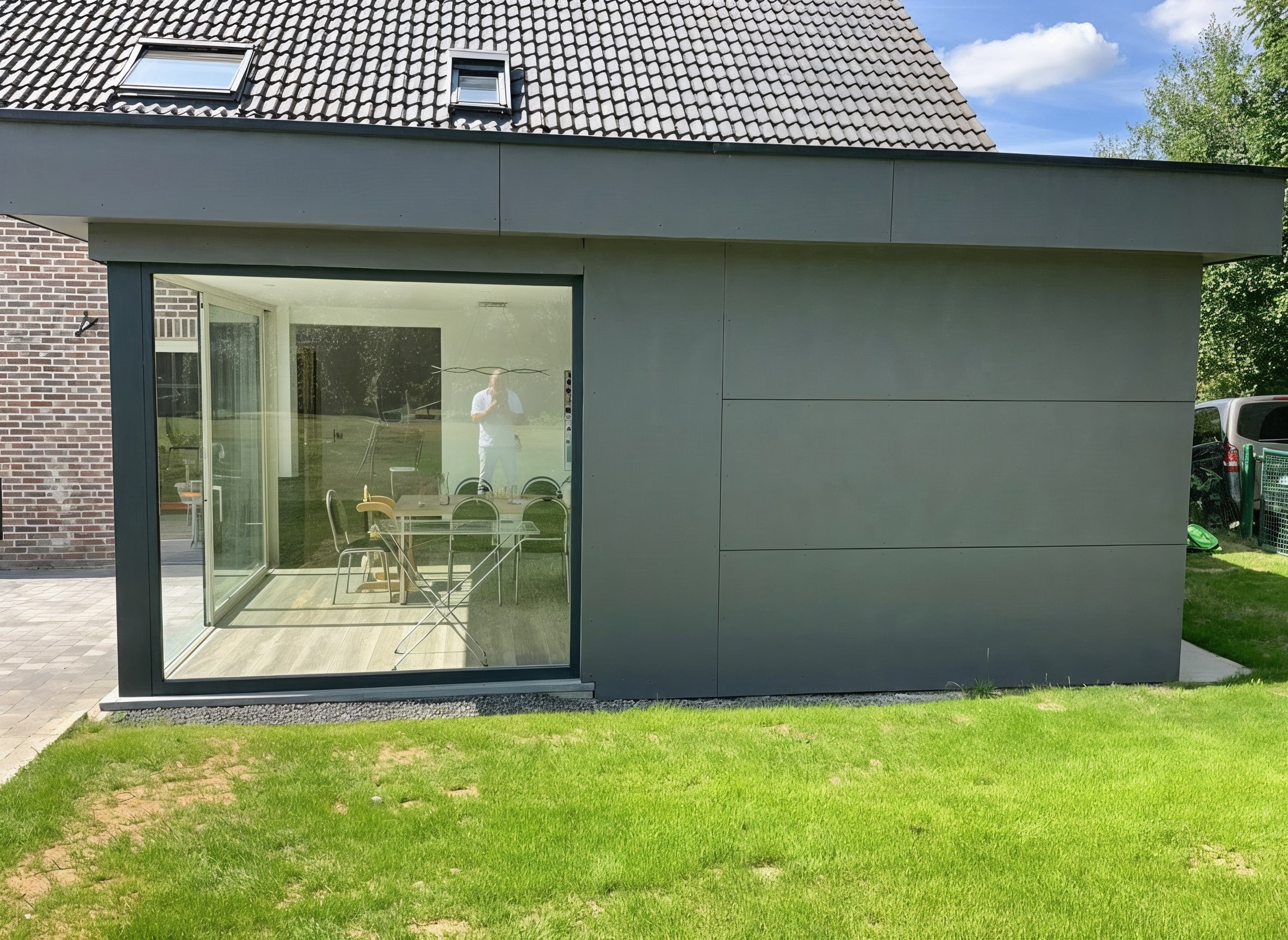 Construction d'une extension de plain pied à l'arrière d'une habitation unifamiliale