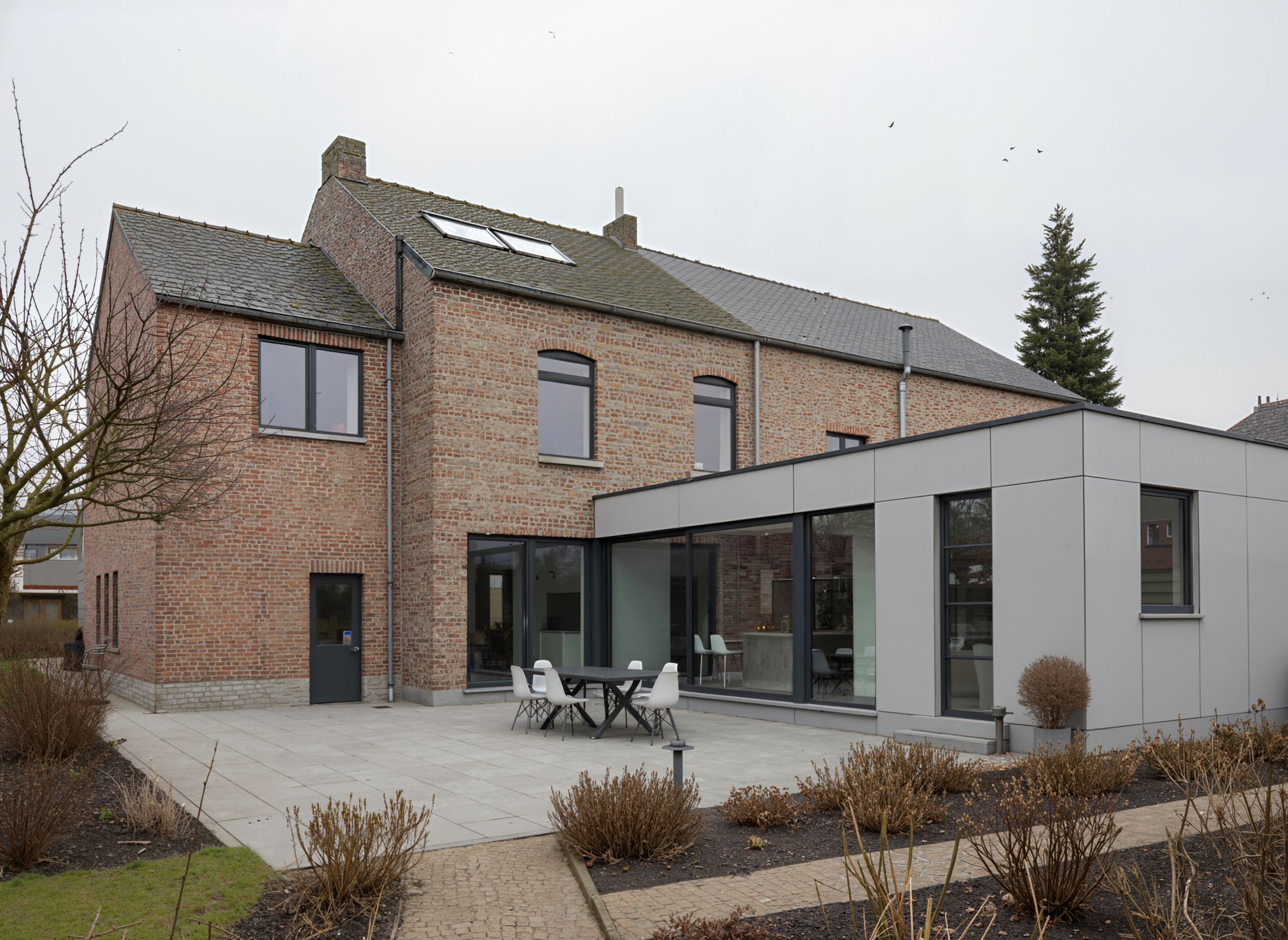 Rénovation d'une maison 3 façades comprenant la démolition et la reconstruction d'une annexe de plain-pied de sorte à pouvoir y aménager une nouvelle cuisine.
