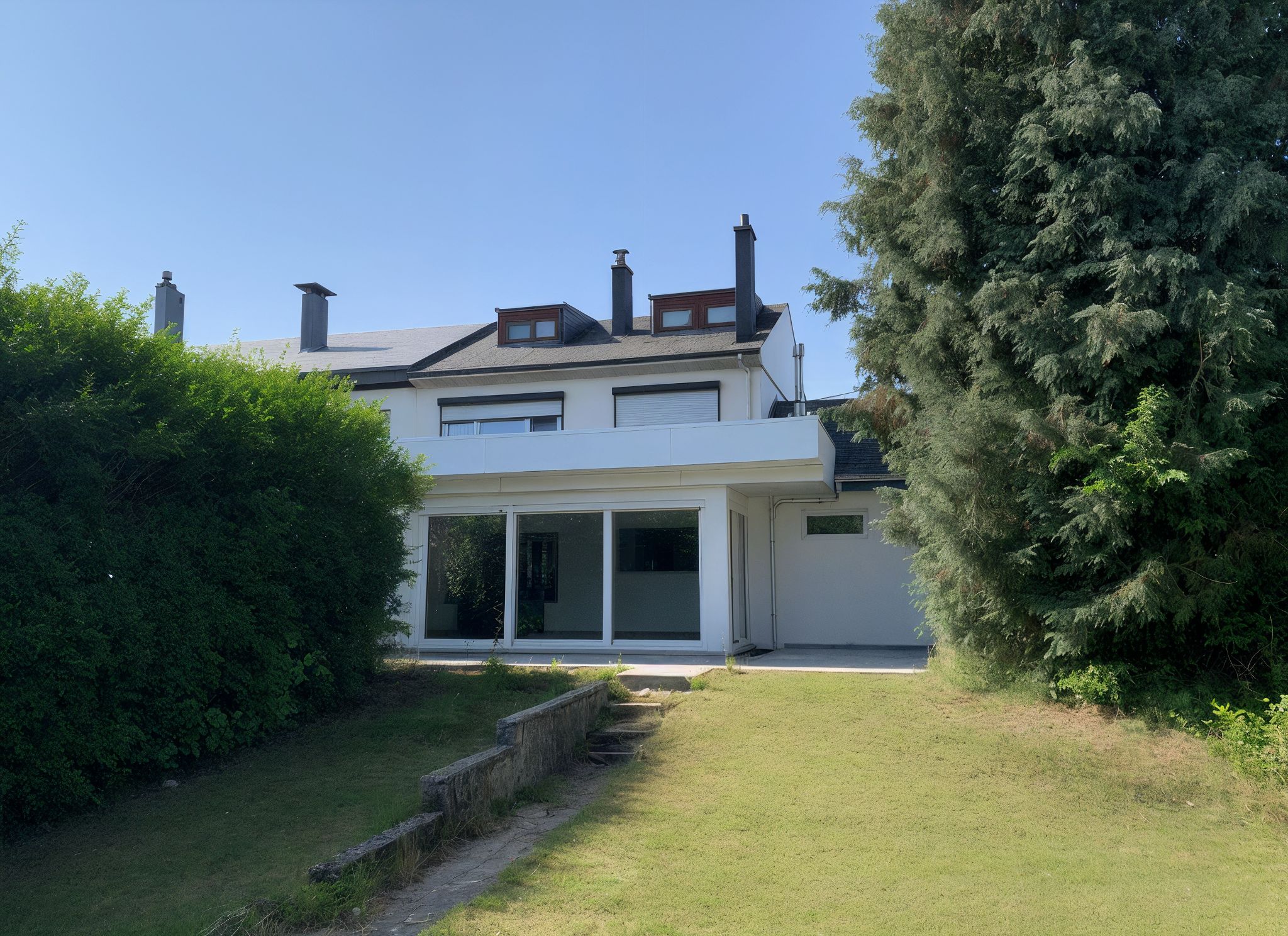 Démolition d'une véranda et construction d'une annexe à l'arrière d'une habitation unifamiliale 3 façades.