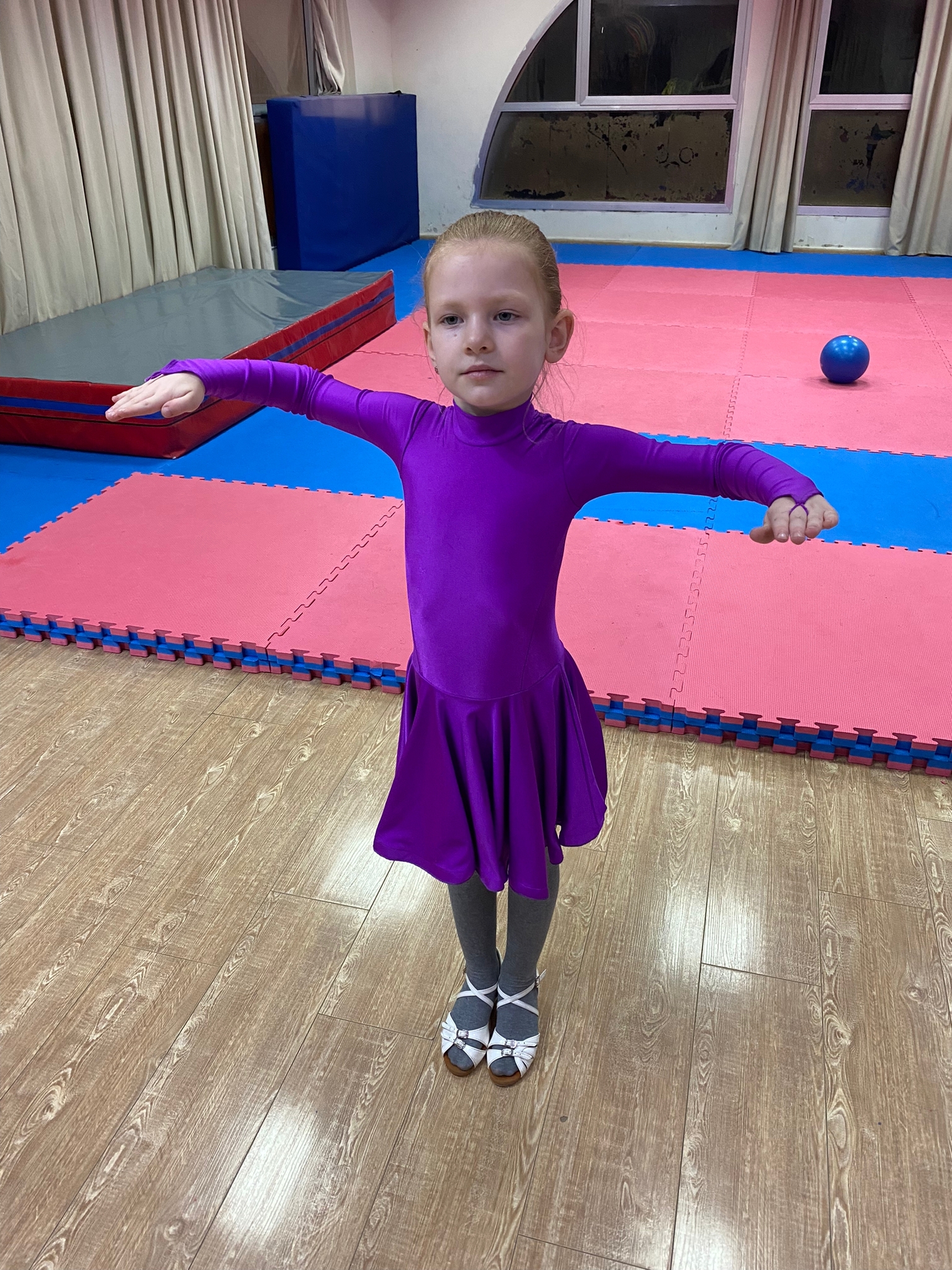 ילדה מחזיקה עמידה בסטנדרט