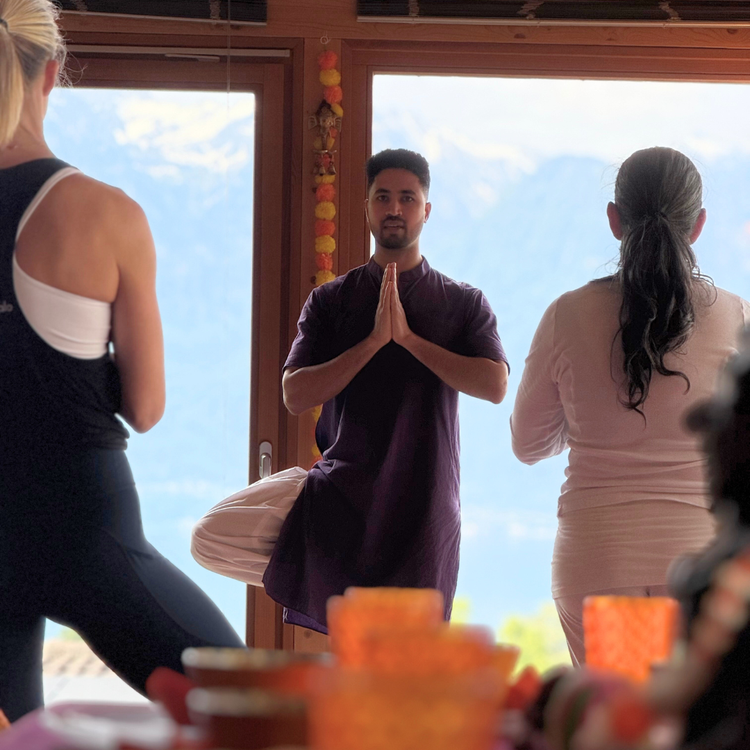 indian-teacher-yoga-class-vevey