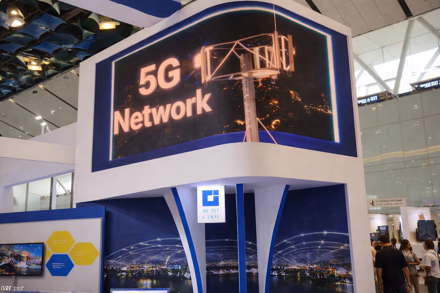 L-shaped anamorphic LED display solution at C-DOT booth