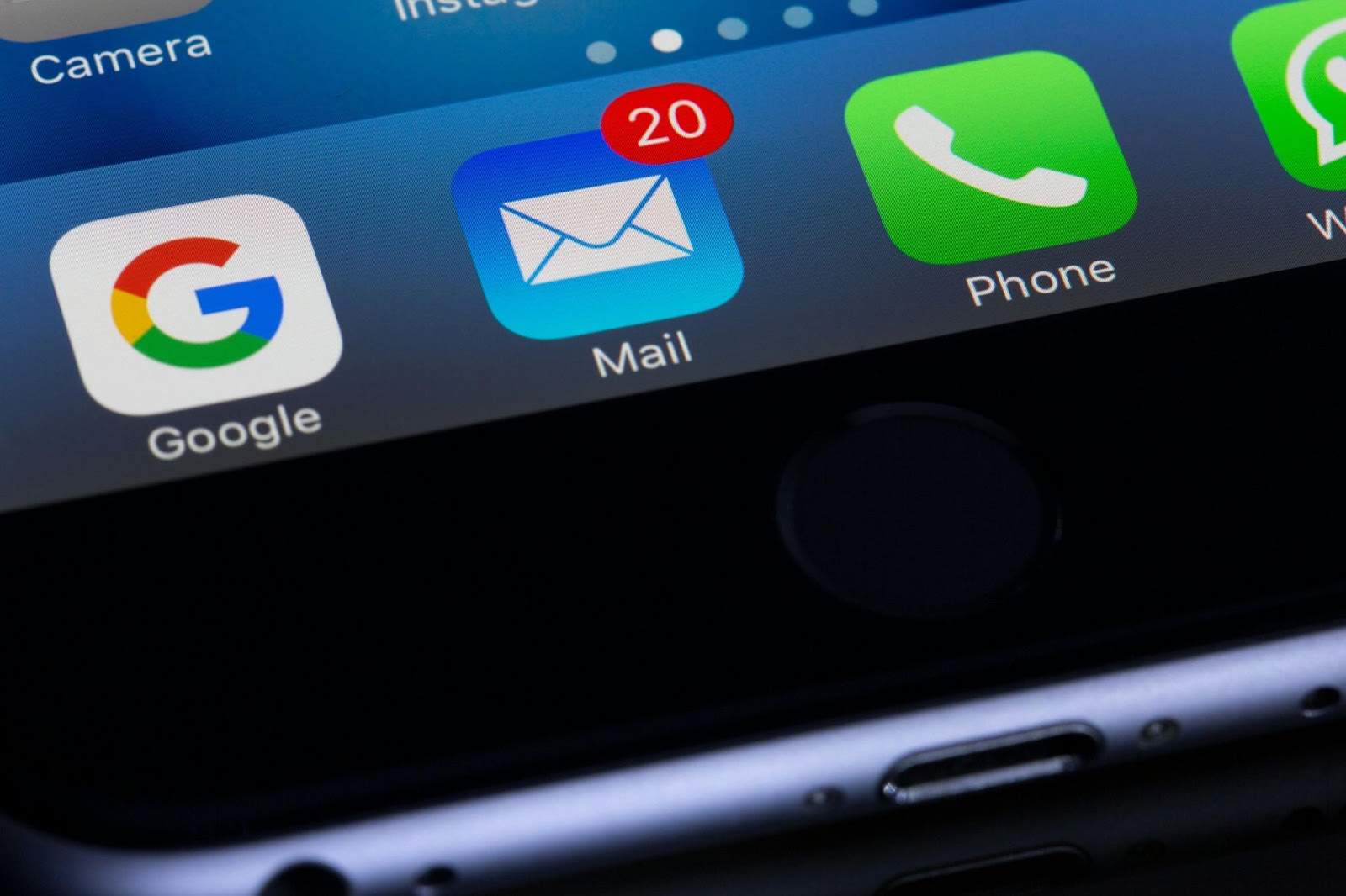 A picture showing the screen of a device zoomed in on an email app showing 20 unread emails