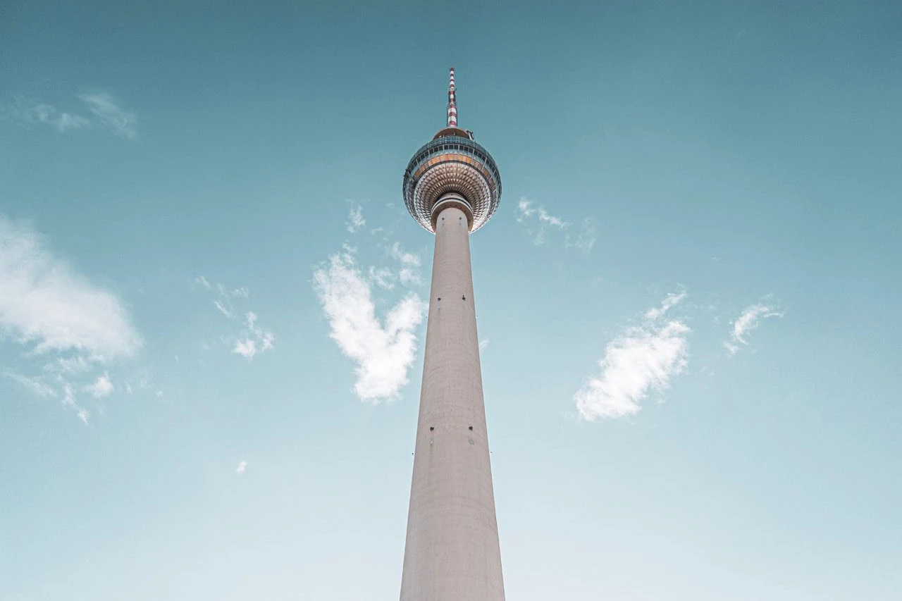 schlossgarten fulda mit teich und bäumen im sommer