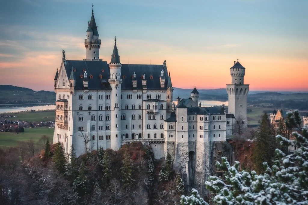 bonifatiusdenkmal fulda mit heiligen Bonifatius der ein kreuz hält