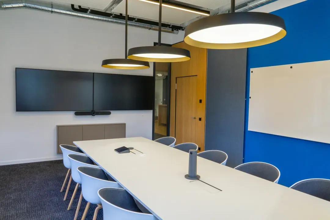 Dual Screen Teams Rooms mit Tischkamera