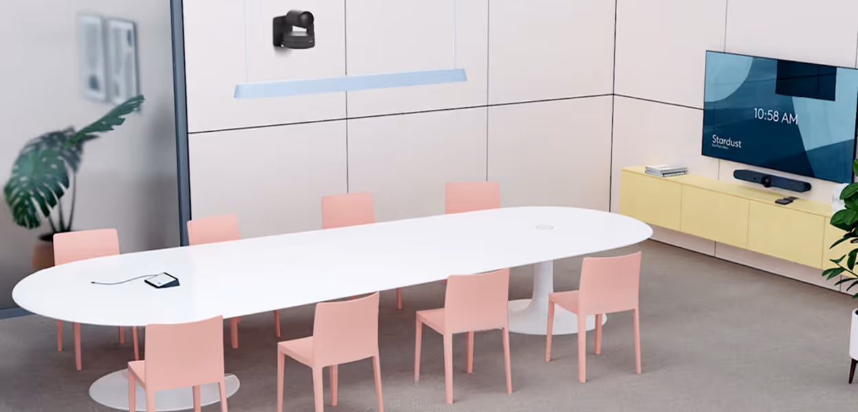 Konferenzraum mit Logitech Rally Streamline Kit