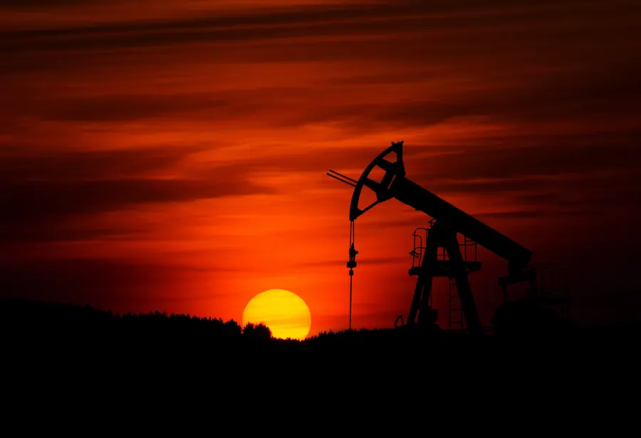 Une plateforme pétrolière au soleil couchant