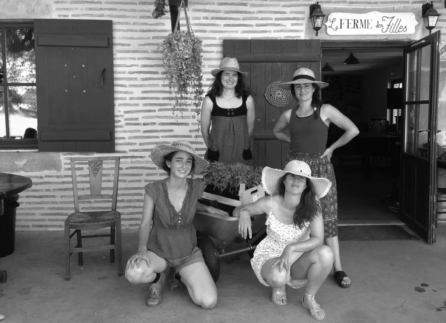 Cécile, Jeanne, Julie et Sophie devant la salle commune !