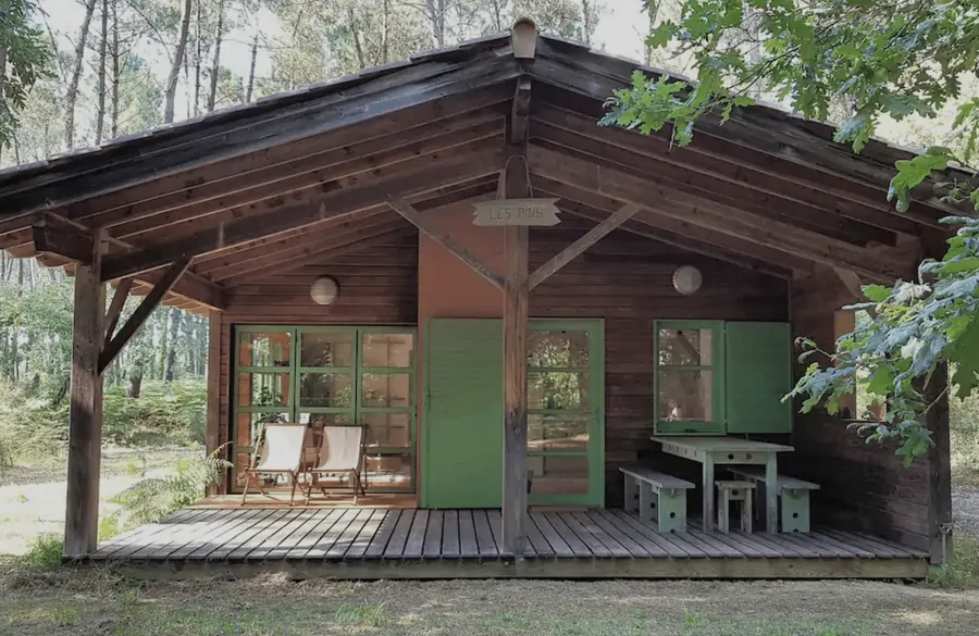Maison en bois avec décorations vertes