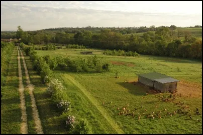Ferme en vue de loin