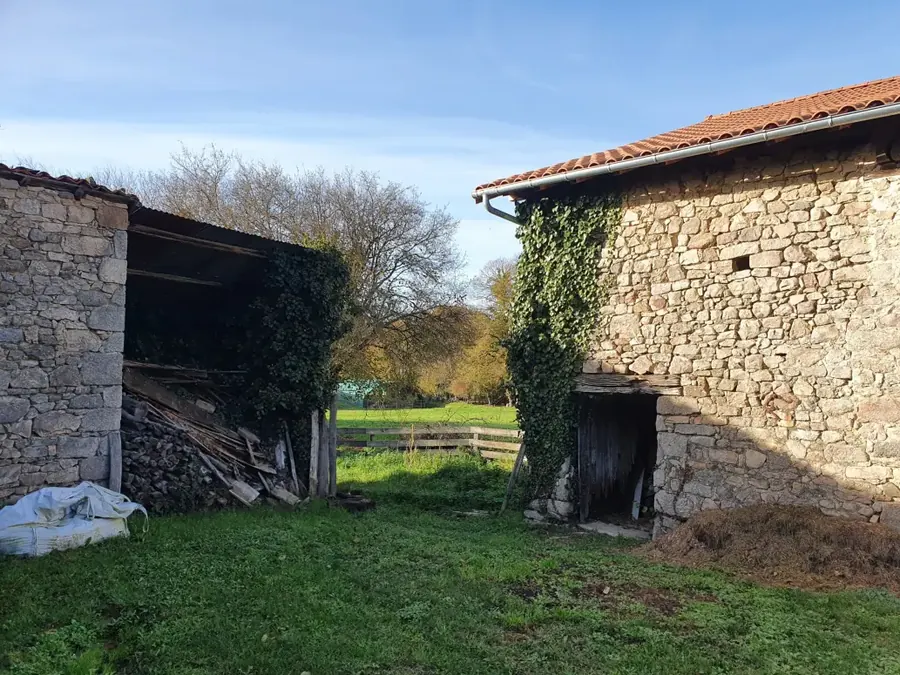 Mure d'une grange en pierre