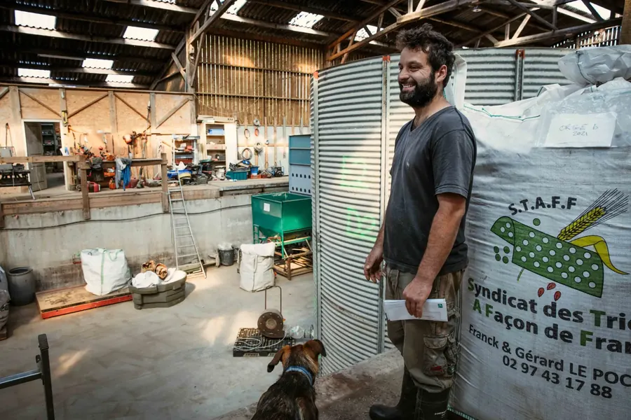 Benjamin à la Ferme de Trévero dont il est locataire avec son associé Régis (© Rébecca Trouslard)