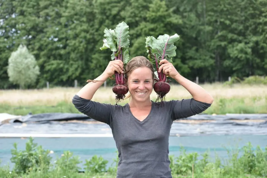 Sophie, maraîchère et ses jolies betteraves !