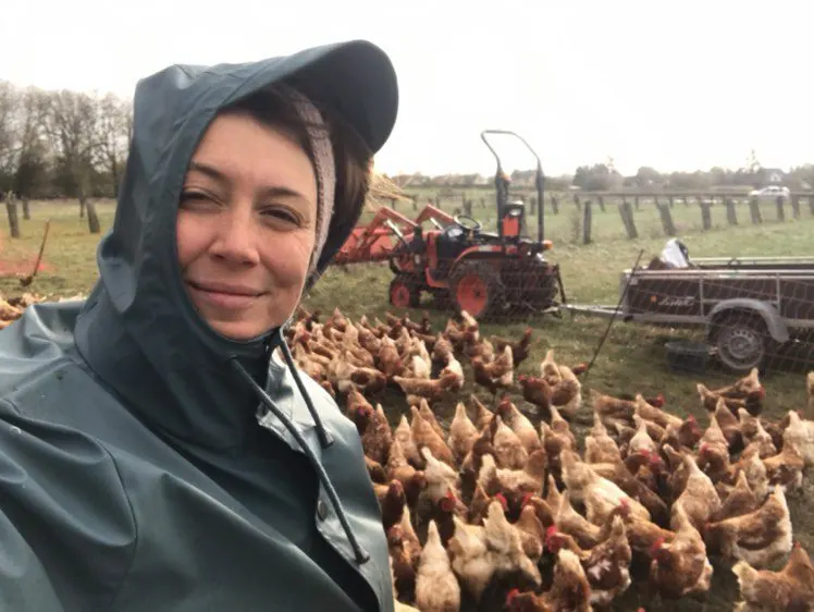 Nina avec ses poules