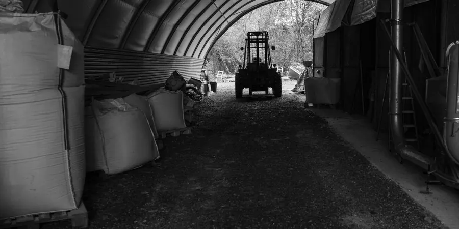 Salle ferme avec tracteur