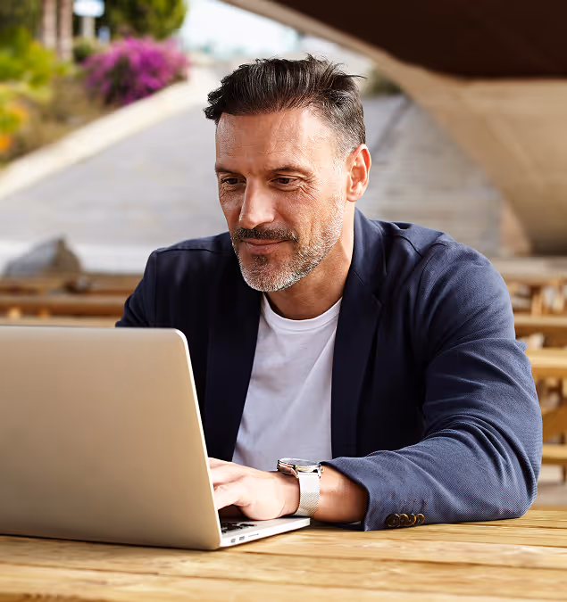Deux jeunes femmes souriantes devant un ordinateur portable
