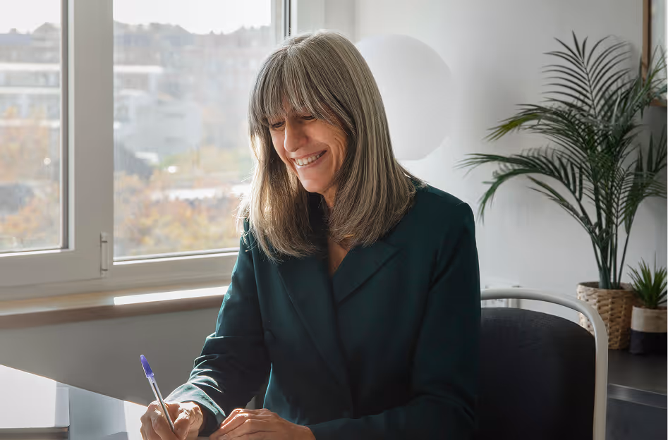 Femme expert comptable souriante en train de travailler