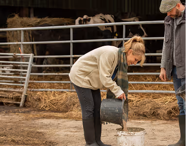Portrait d'une agricultrice qui travaille