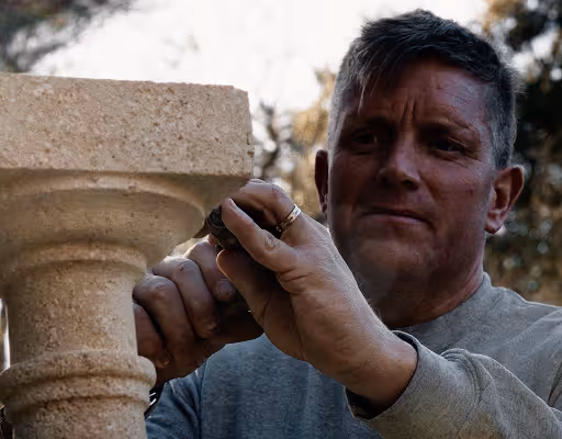 Photo d'un artisan en train de travailler le bois dans son atelier