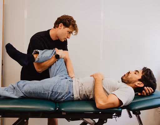 Professionnel de santé en train de prendre la tension d'un patient