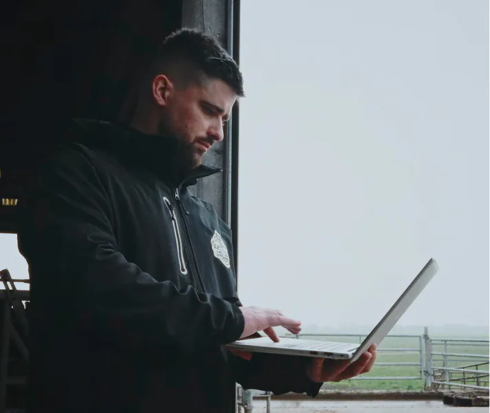 Agriculteur en train d'utiliser le logiciel de gestion Kolecto sur son ordinateur