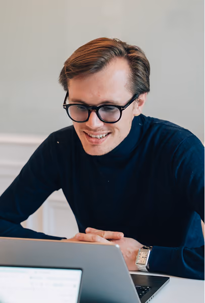 Portrait d'un dirigeant sur son ordinateur