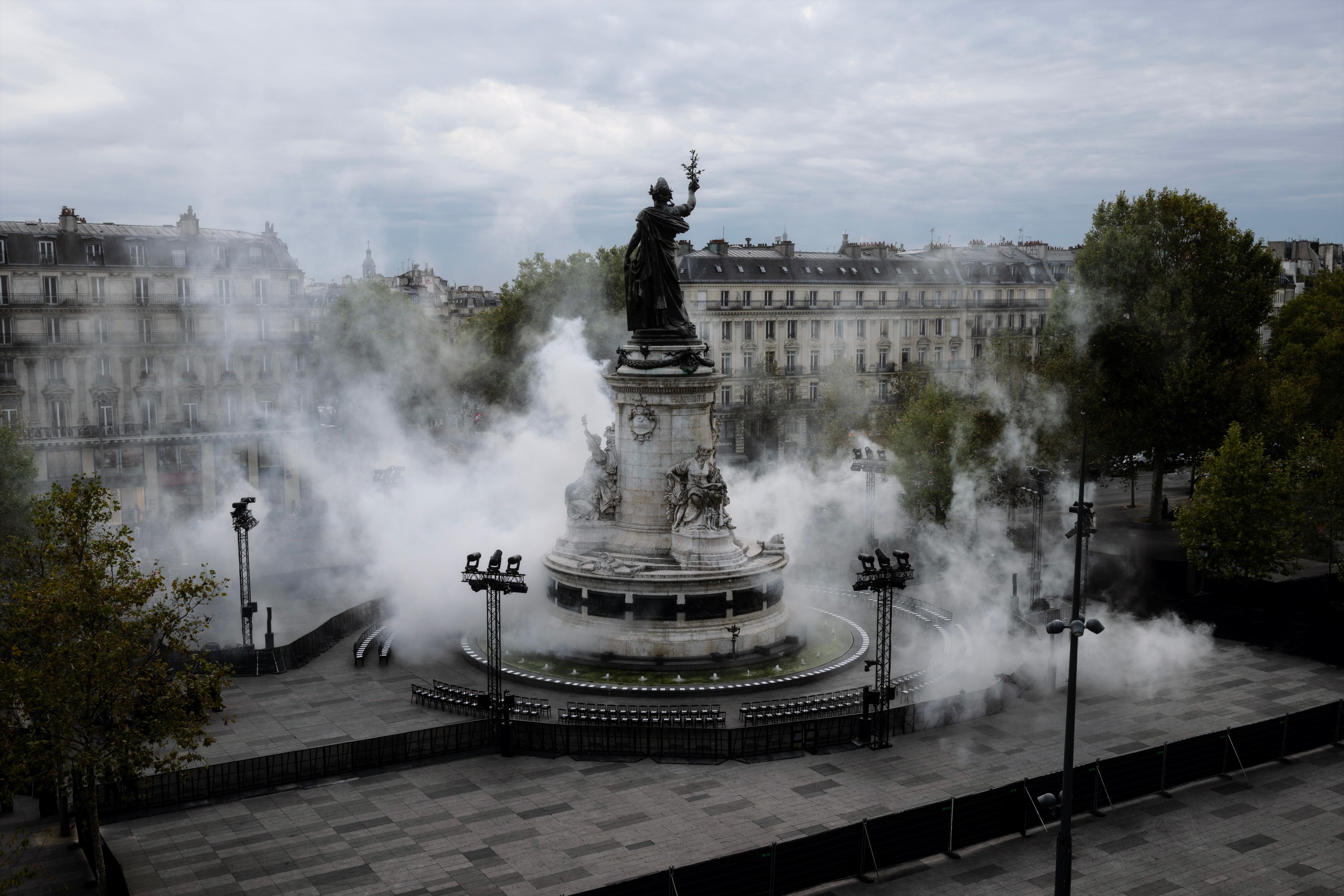 The set at Place de la République in daylight — © Ophélie Maurus