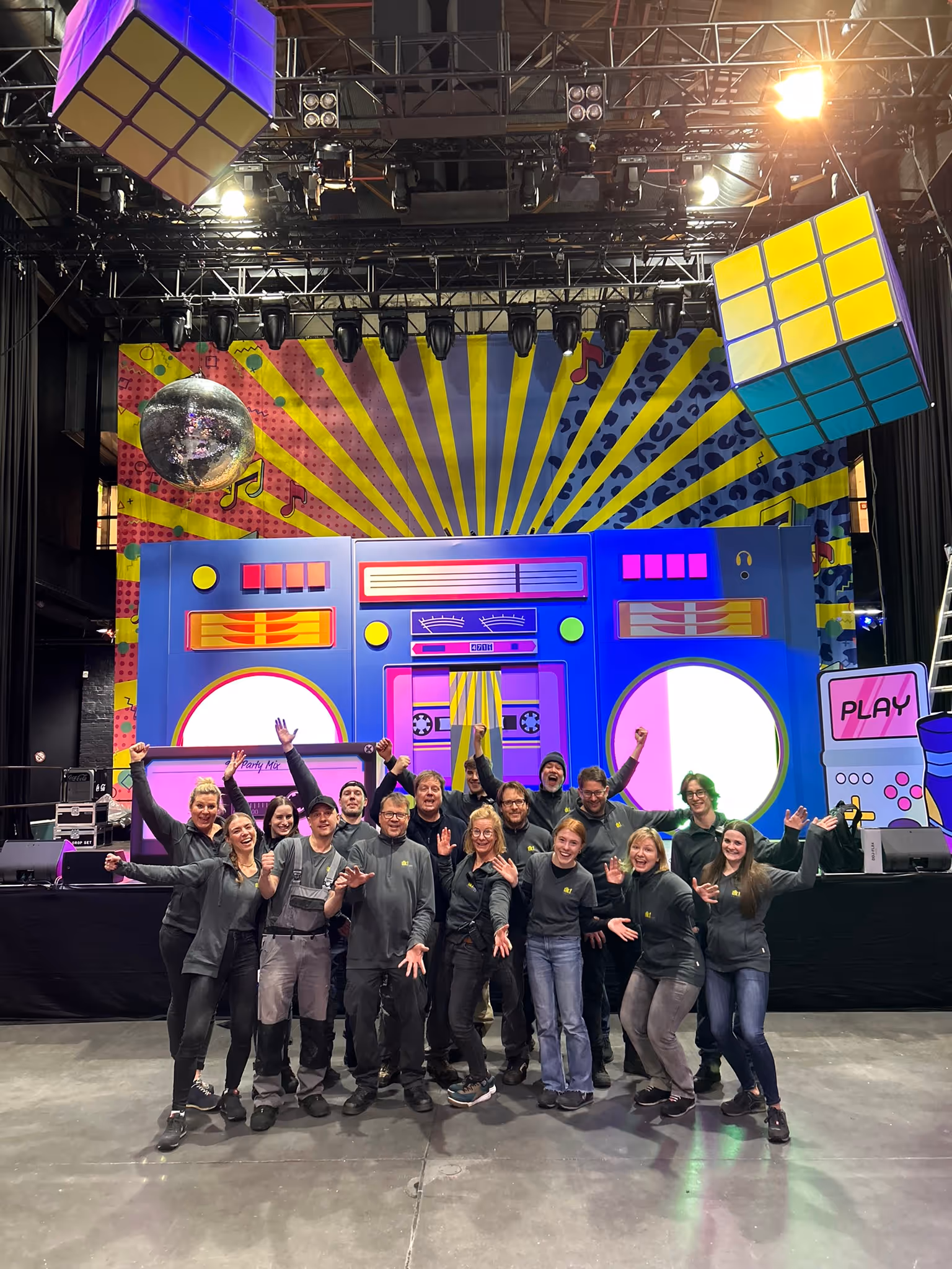 Teamfoto der dkf Eventsolution bei einer Veranstaltung, vor der Bühne