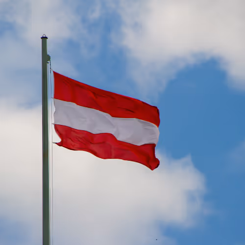 Gehisste Österreich Flagge