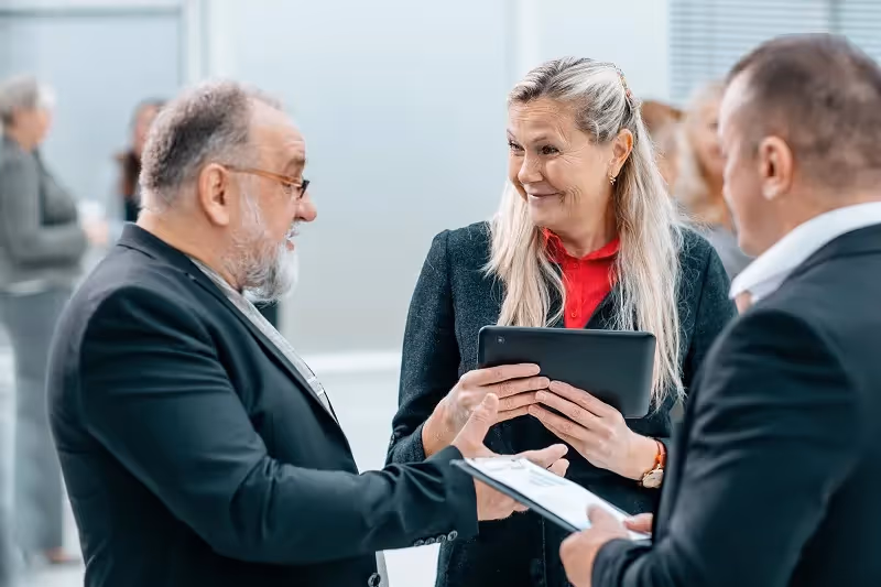 employees of different age discussing the issue together
