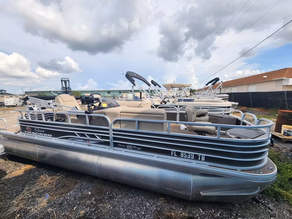 22 DLX FISHIN BARGE