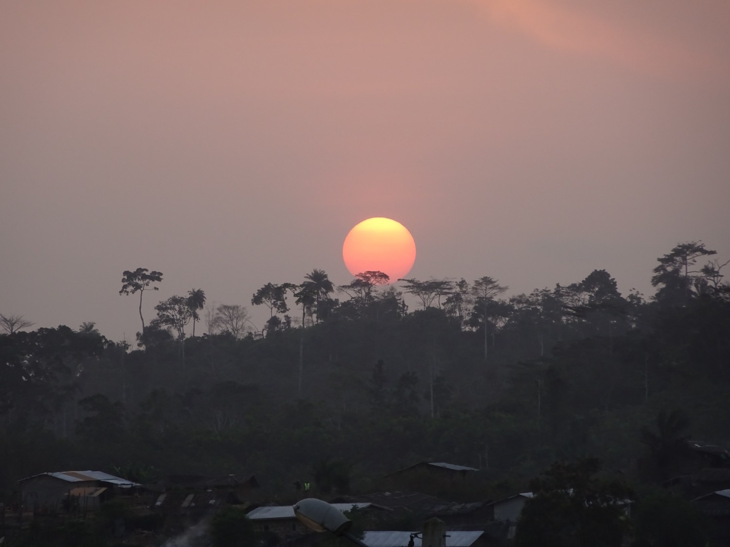 Zonsondergang in Côte d'Ivoire. Bescherming van onze planeet.