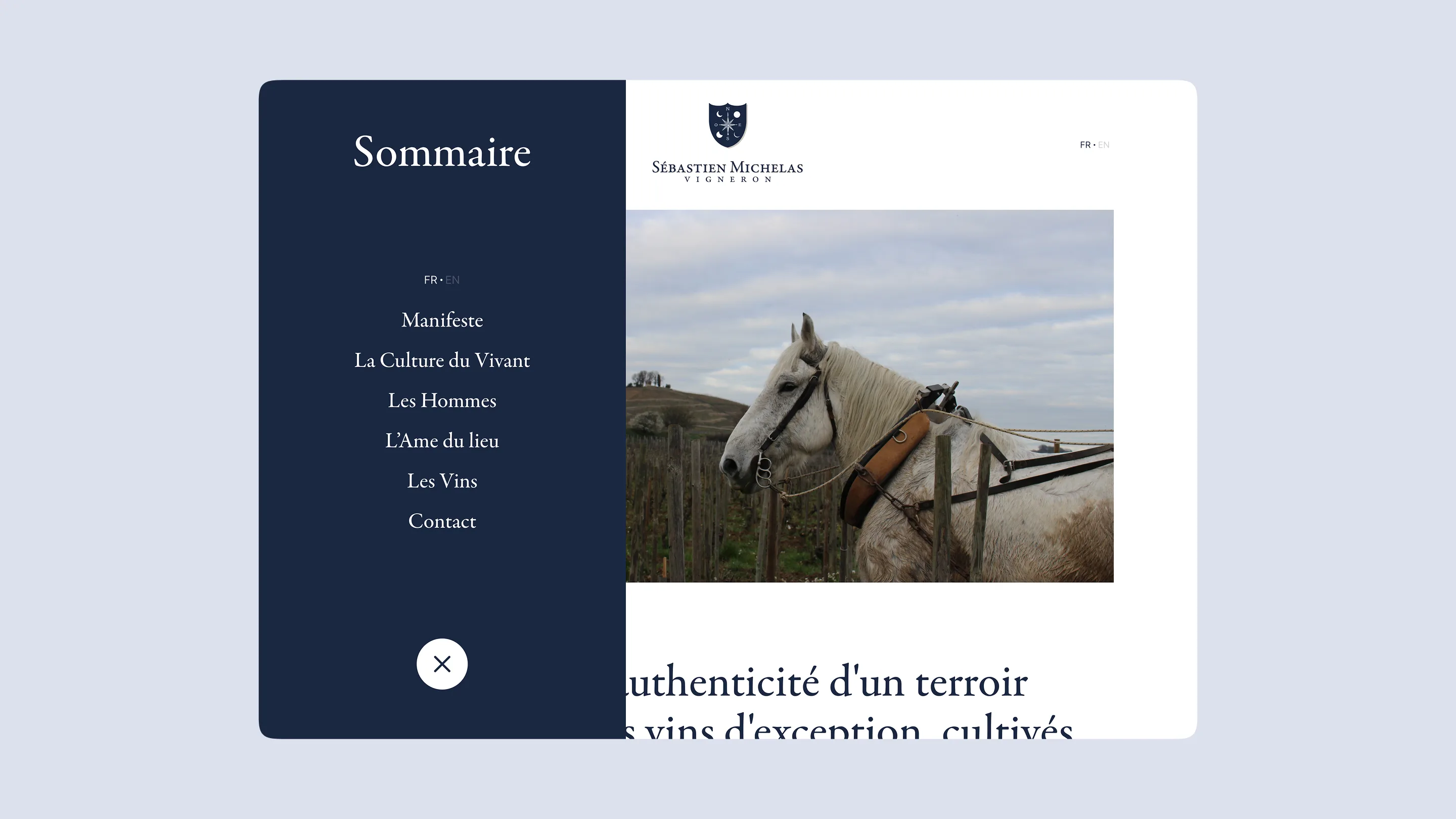 Website menu in French alongside a photo of a white horse with harness in a vineyard.