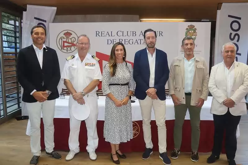 Diego Cabezudo (a la derecha) de la Delegación de Asturias representando a Raecy