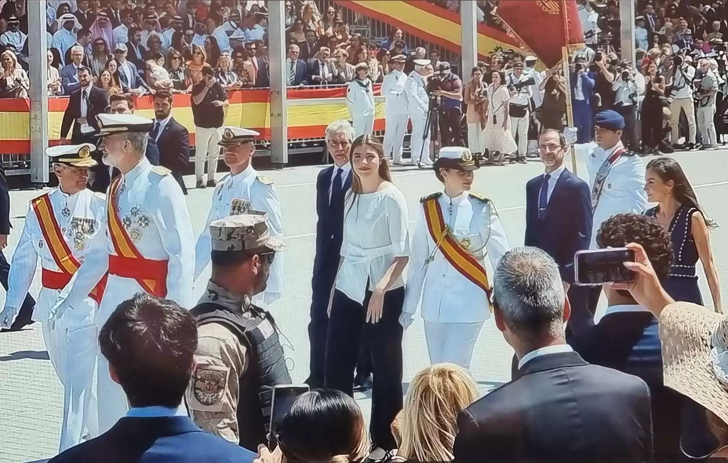 SSMM Los Reyes junto con la Princesa Leonor tras la entrega de Despachos en la Escuela Naval