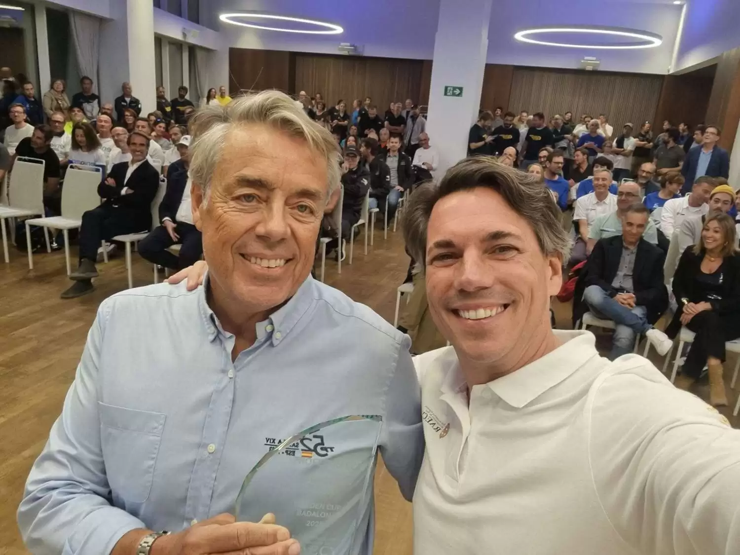 El ganador, Toni Guiu, junto a Juan Alvarez de Lara, delegado de RAECY en Cataluña.