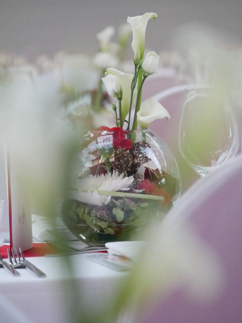 kleine florale Tischdekoration im runter Vase