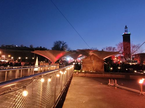 Rückseite Weihnachtsmarkt Hütten