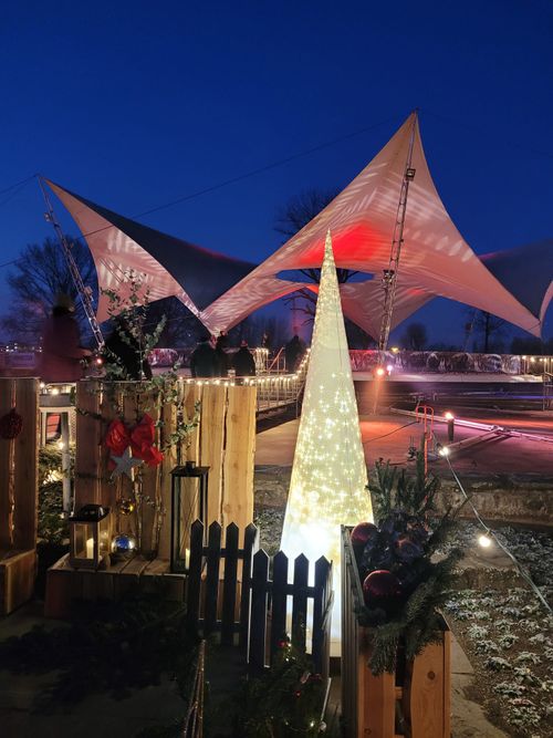 abgezäunte Ecke durch Holzkisten, Paletten und weihnachtliche Dekoration