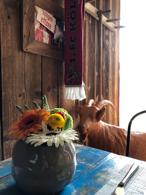 bäuerliche Blumendekoration zum Hennes