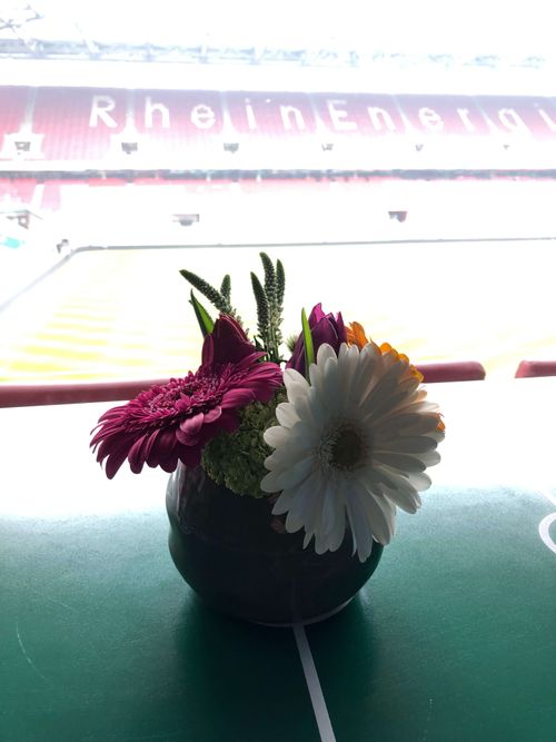 dezente Blumendekoration für Tische