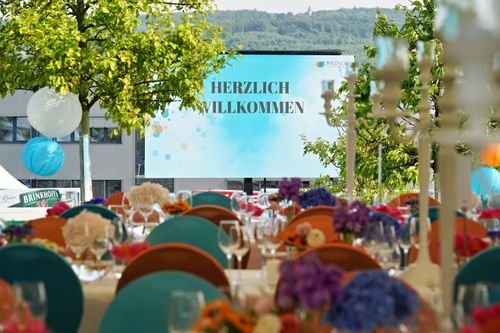 farbenfroher Saal stark naturgebunden