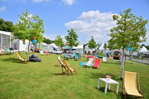 Outdoor Bereich mit Sonnenliegen und Hockern