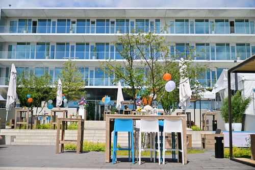 Esstisch mit Hochstühlen passend zum Gelände