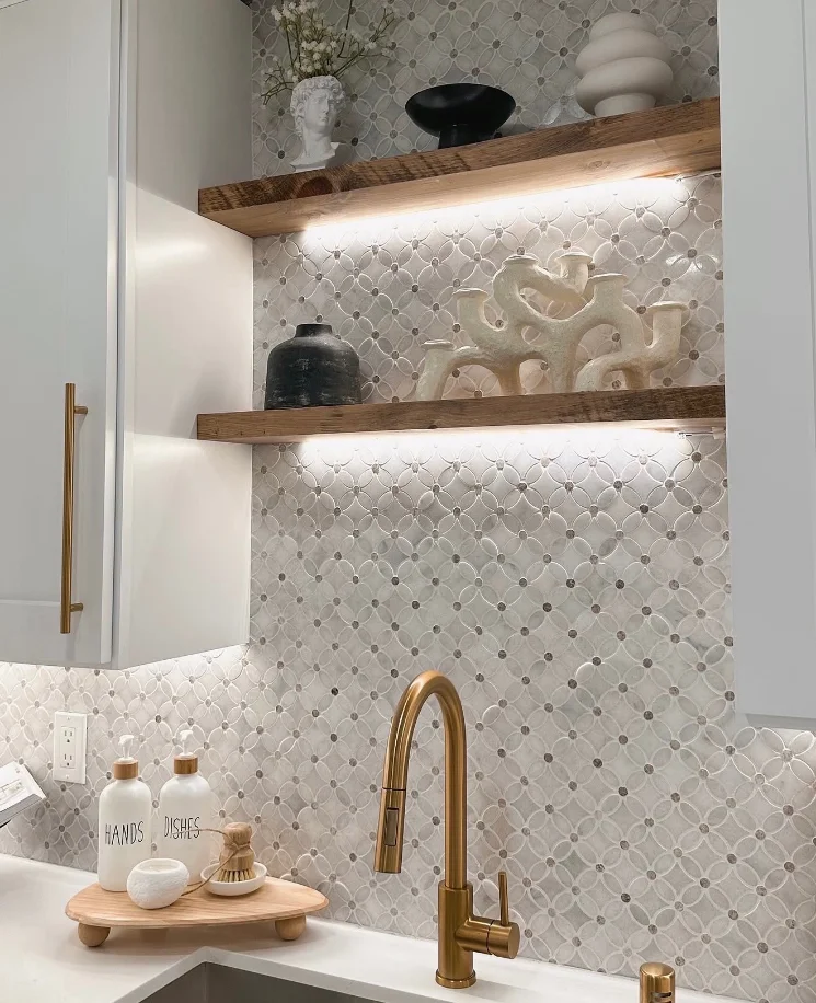 Kitchen backsplash in white marble rosette mosaic with floating wood shelves