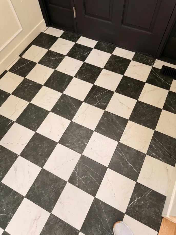 Entry floor in black and white checkerboard porcelain set on the diagonal