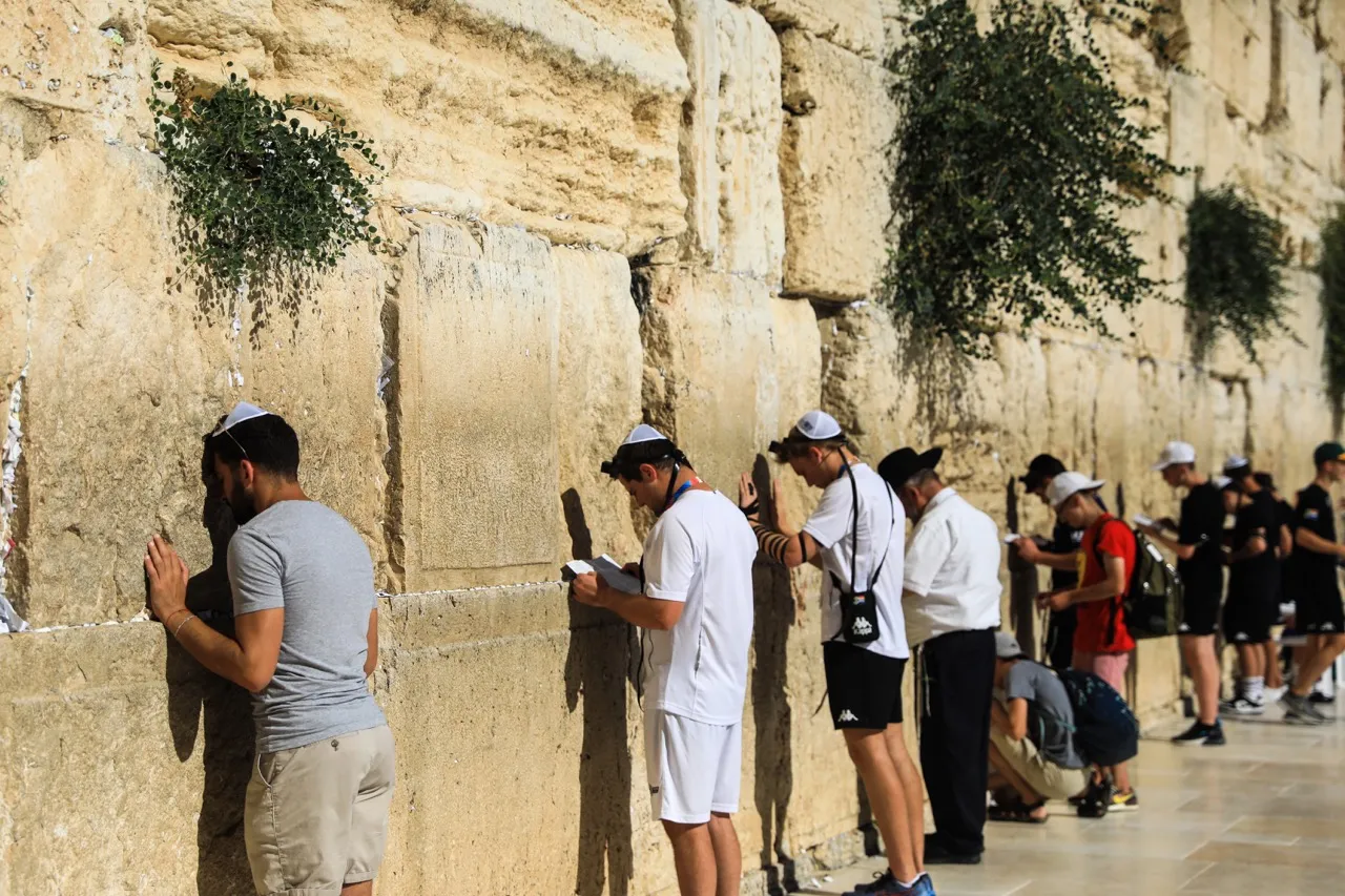 What you CAN'T Do at Jerusalem's Wailing Wall